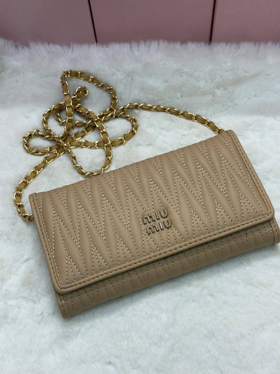 NEW CAME 
MIU MIU BAG
GOOD QUALITY 
45 dhs❣️

WITHBOX
🎁🎁🎁

SIZE- 20*12*3

Zain40
♥️♥️♥️