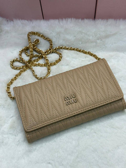 NEW CAME 
MIU MIU BAG
GOOD QUALITY 
45 dhs❣️

WITHBOX
🎁🎁🎁

SIZE- 20*12*3

Zain40
♥️♥️♥️