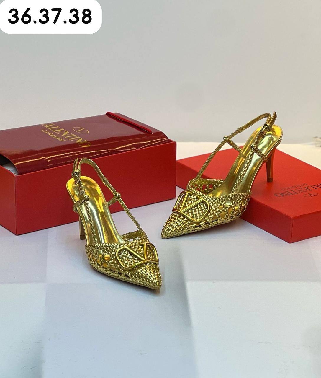 Valentino

   Size  .  36.  to 41

100 dhs✅

Zain80
♥️♥️♥️
