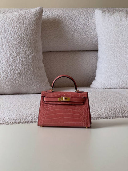 Hermes
minikelly 19cm💕master quality😍with box❤️
510 dhs✅🇦🇪

Zain52
♥️♥️♥️
