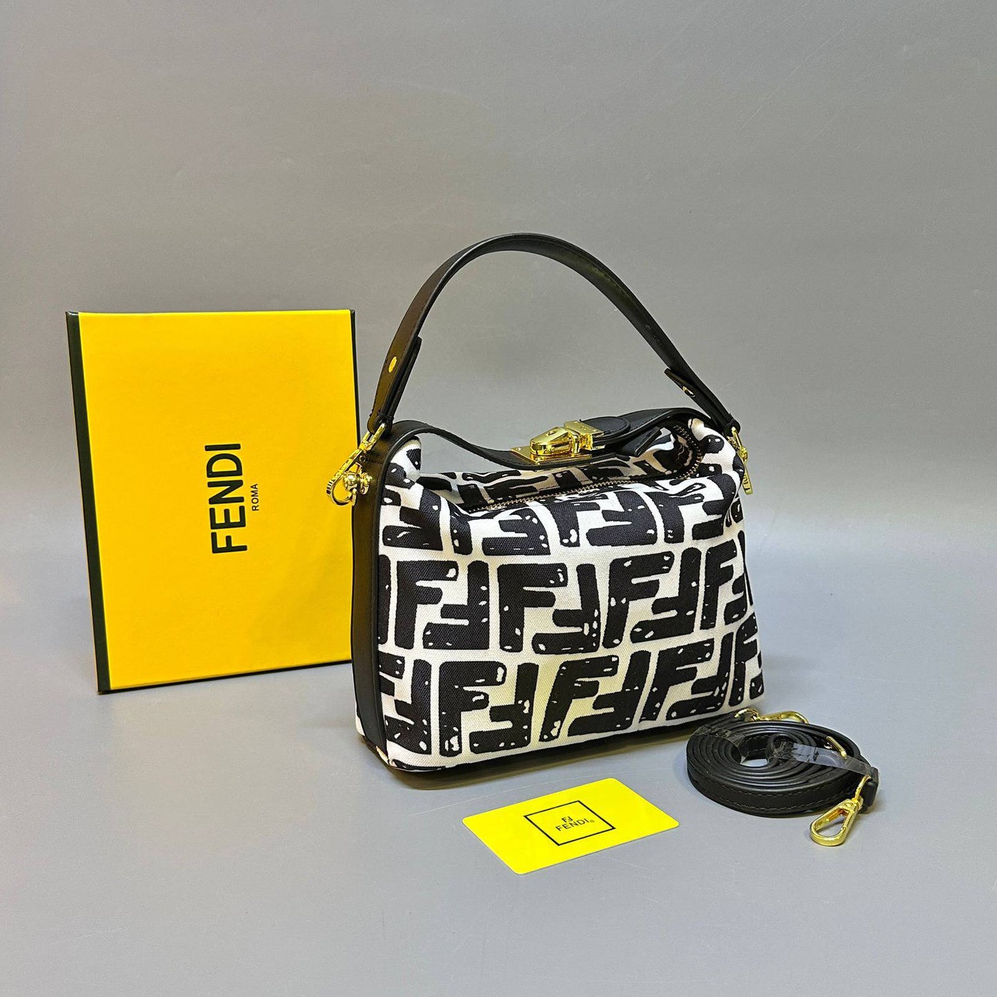 FENDI 
GOOD QUALITY 
WITH BOX 
100 dhs🇦🇪🇦🇪

Zain295
♥️♥️♥️