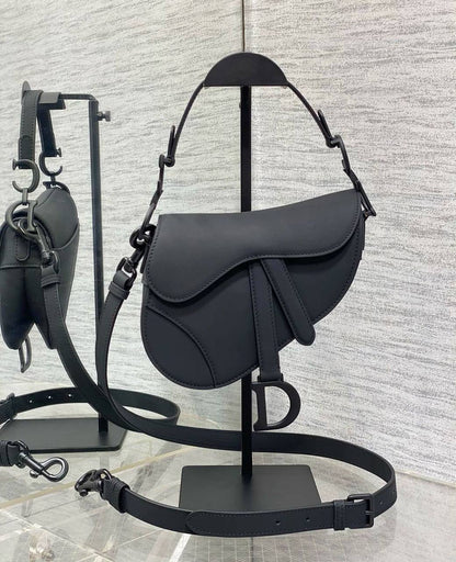 DIOR 
 SMALL SIZE 

GOOD QUALITY

 WITH BOX 
🎁🎁🎁

105 dhs✅

Zain295
♥️♥️♥️