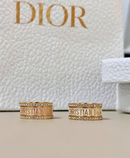 Dior ❤️‍🔥*
Ring 💍 size 👇
6,7,8,9
Master quality 💯
With normal boxes 📦 
50 dhs🪙💕
With master box 🗃️ 
65 dhs🪙💕

Zain216
♥️♥️♥️