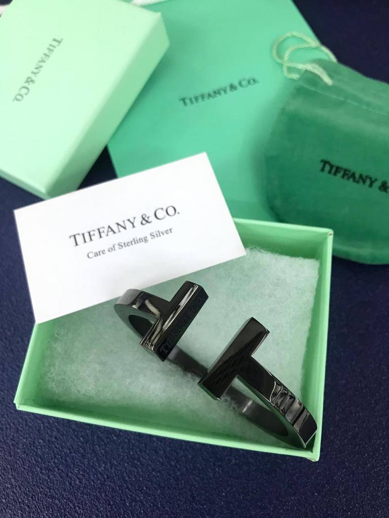 Tiffany BANGLE 
UNISEX
BIG SIZE
60 dhs❣️

WITH BOX AND PAPER BAG
🎁🎁🎁

Zain89
❤️❤️❤️