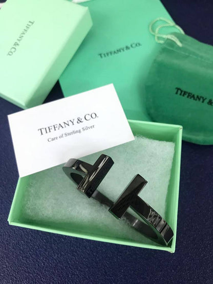 Tiffany BANGLE 
UNISEX
BIG SIZE
60 dhs❣️

WITH BOX AND PAPER BAG
🎁🎁🎁

Zain89
❤️❤️❤️