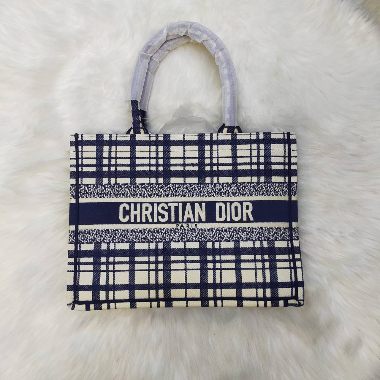 Dior
High quality
135 dhs✅
Size 35cm

Zain235
♥️♥️♥️