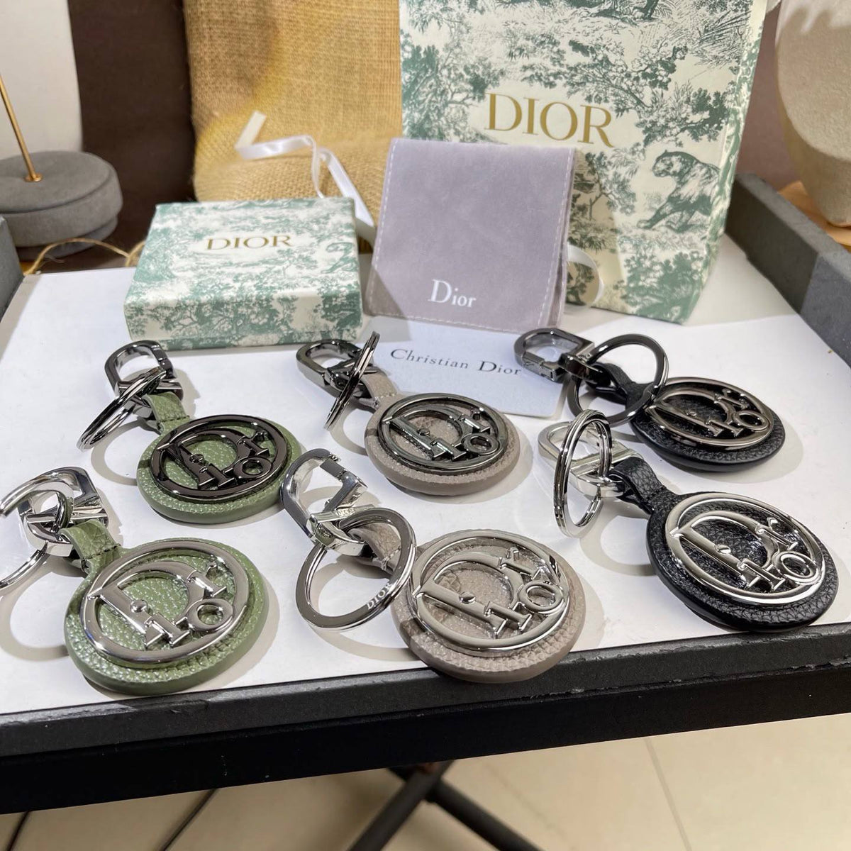 Key chain 
Master quality 
With normal boxes 🗃️ 
70 dhs🇦🇪🇦🇪

With master box 📦 
80 dhs🇦🇪🇦🇪

Zain216
♥️♥️♥️