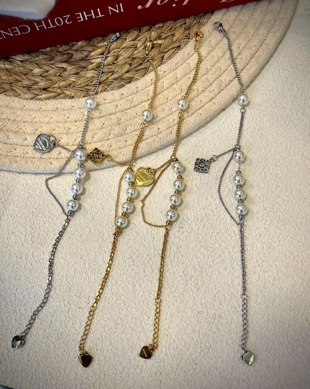 Stainless steel 🔥*
Non tarnish 💯
Necklace ❤️‍🔥
Bracelet 🌸
One piece 
With black boxes 📦 
20 dhs🪙🌨️
With normal boxes 🗃️ 
And paper bag🛍️
30 dhs🪙🌨️

Zain216
♥️♥️♥️