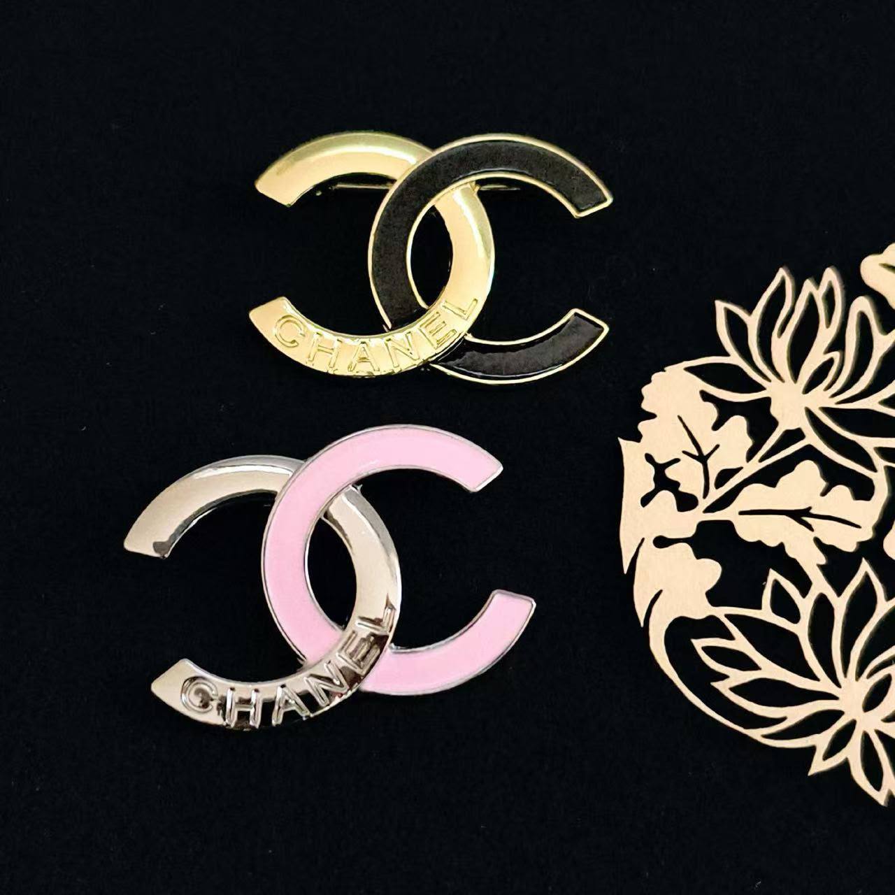 BROOCH🦋*
Good quality 🍁
With black boxes 📦 
20 dhs💓

With normal box 🗃️ 
And paper bag 🛍️
35 dhs💓

Zain216
♥️♥️♥️