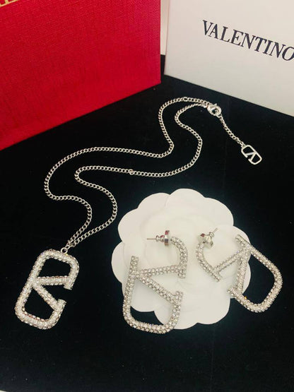 VALENTINO SET
NECKLACE EARRINGS 
125 DHS💓💫✨
WITH BOX AND PAPER BAG 🛍️🎁

Zain89
♥️♥️♥️