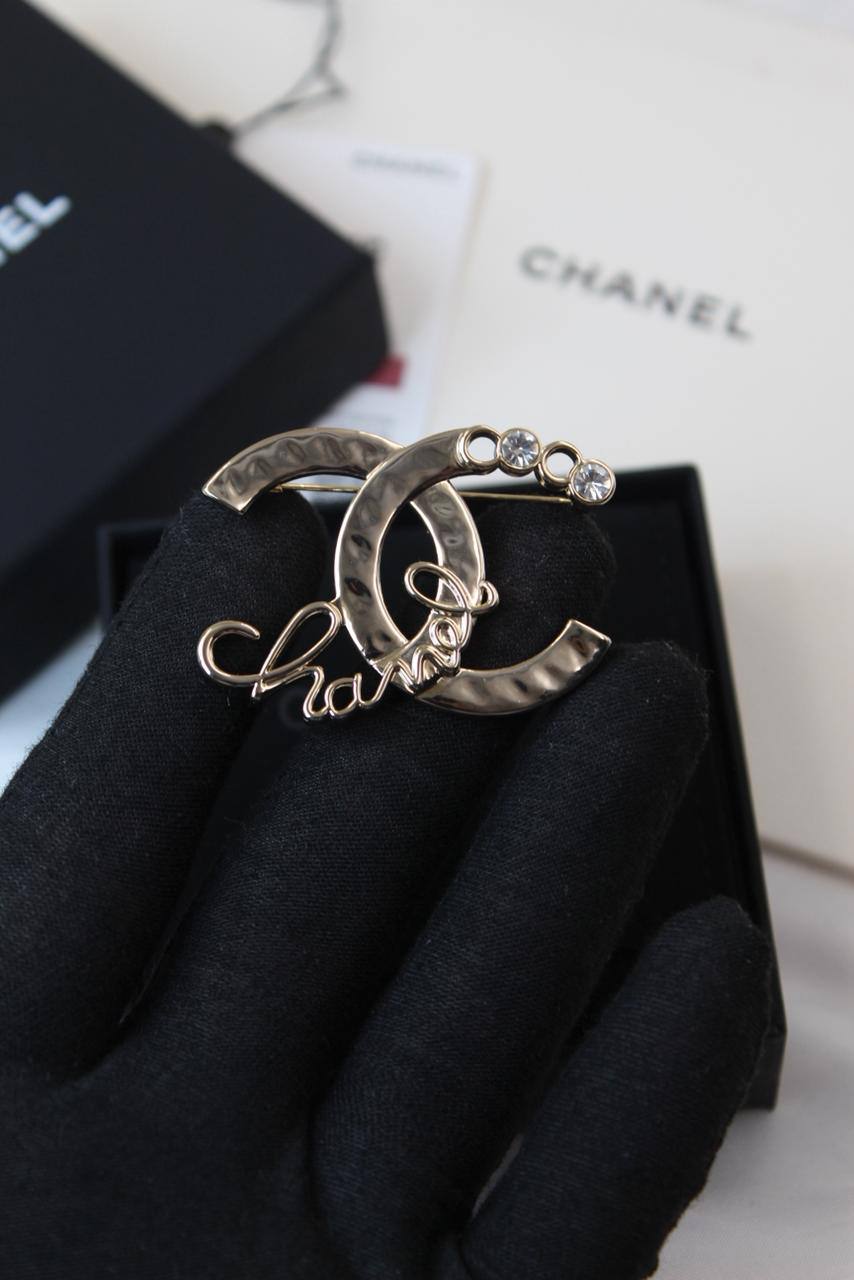*CHANEL*  🤍

🆕🎉🥳🎊🆕
* BROOCH, Clip , Pin
* Gold-Finish Metal with Stones

* ⁠↗️ *Super Master Quality ®️*
For Price 👇 WTSP Text Zain 0568585901

Zain106
♥️♥️♥️