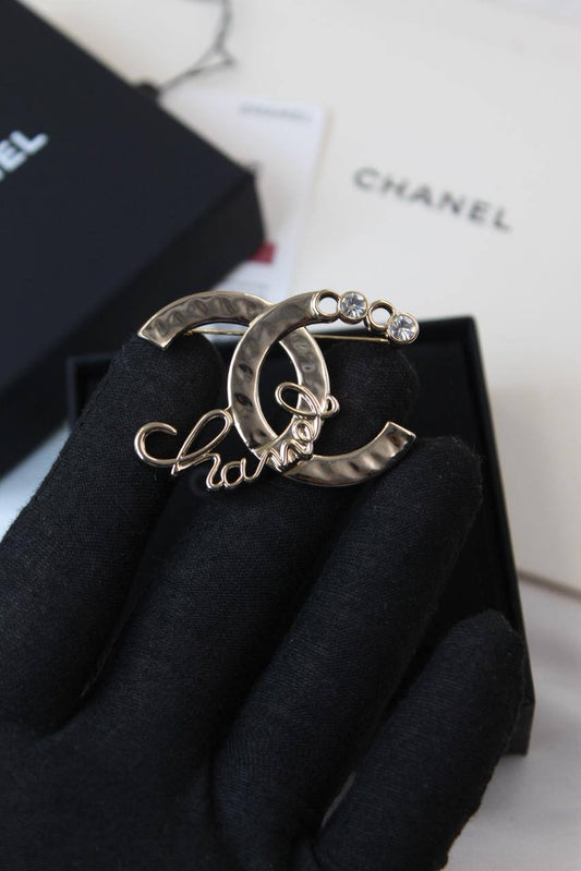 *CHANEL*  🤍

🆕🎉🥳🎊🆕
* BROOCH, Clip , Pin
* Gold-Finish Metal with Stones

* ⁠↗️ *Super Master Quality ®️*
For Price 👇 WTSP Text Zain 0568585901

Zain106
♥️♥️♥️