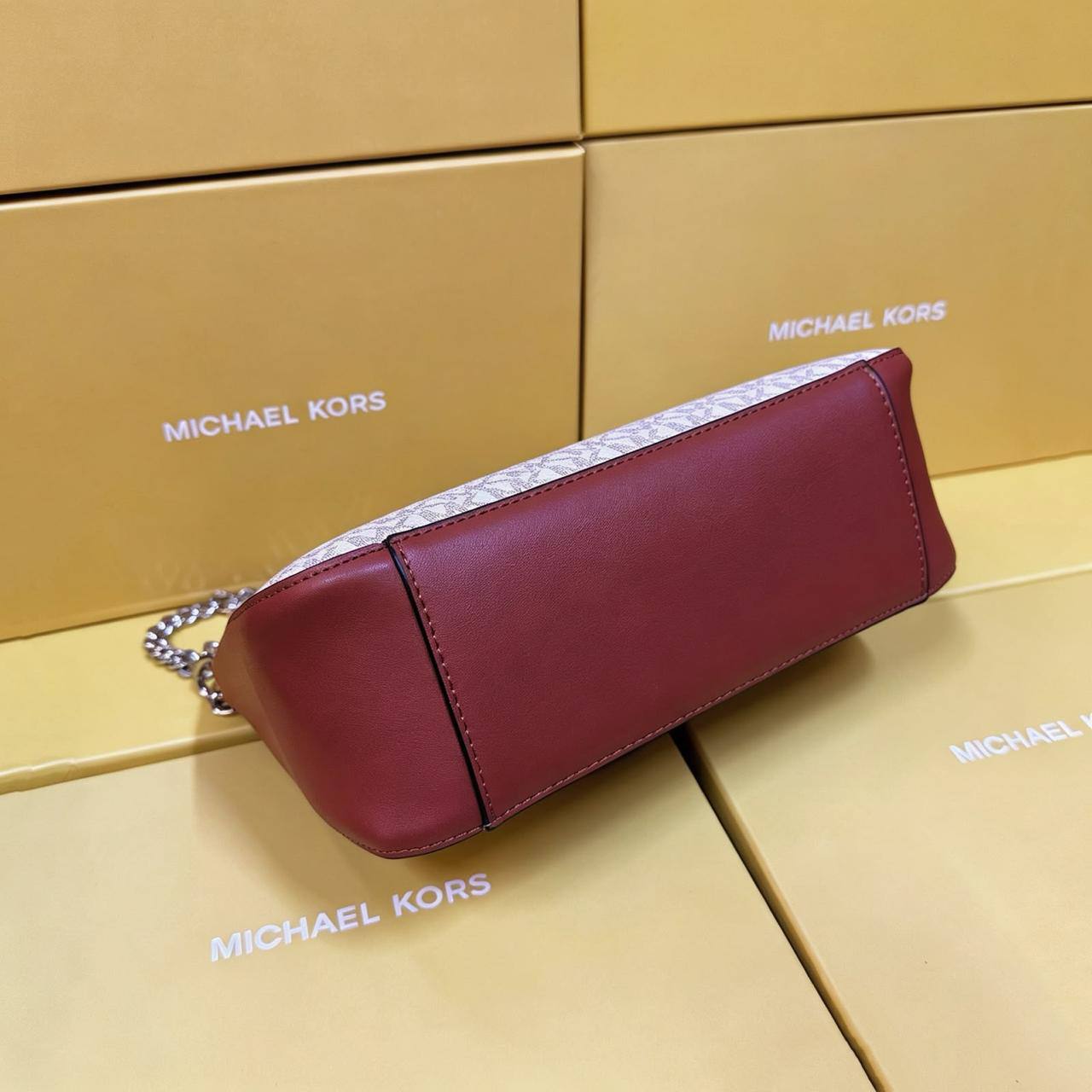 MK 
GOOD QUALITY WITH BOX  
90 dhs🇦🇪🇦🇪

Zain295
♥️♥️♥️