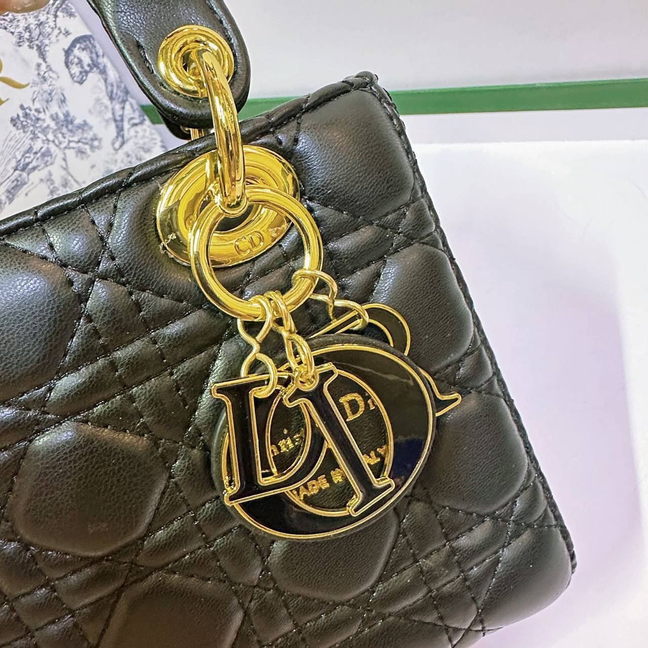 DIOR 
 HIGH QUALITY 
WITH BOX 🎁
130 dhs✅

Zain39
♥️♥️♥️