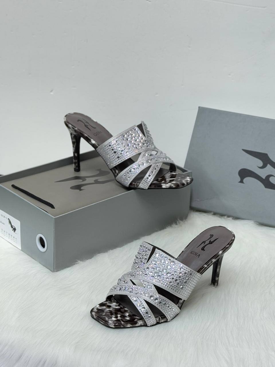 Gina - YSL

New arrived 
Size 36 to 41

115 dhs🪙🌨️

Zain21
♥️♥️♥️