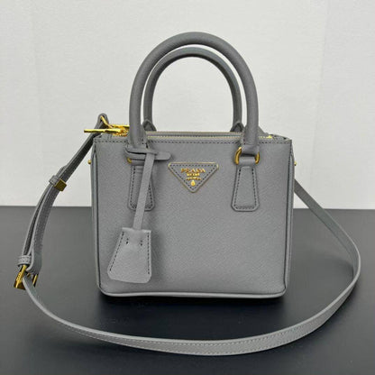 Prada

330 dhs🇦🇪🇦🇪


Zain153
♥️♥️♥️