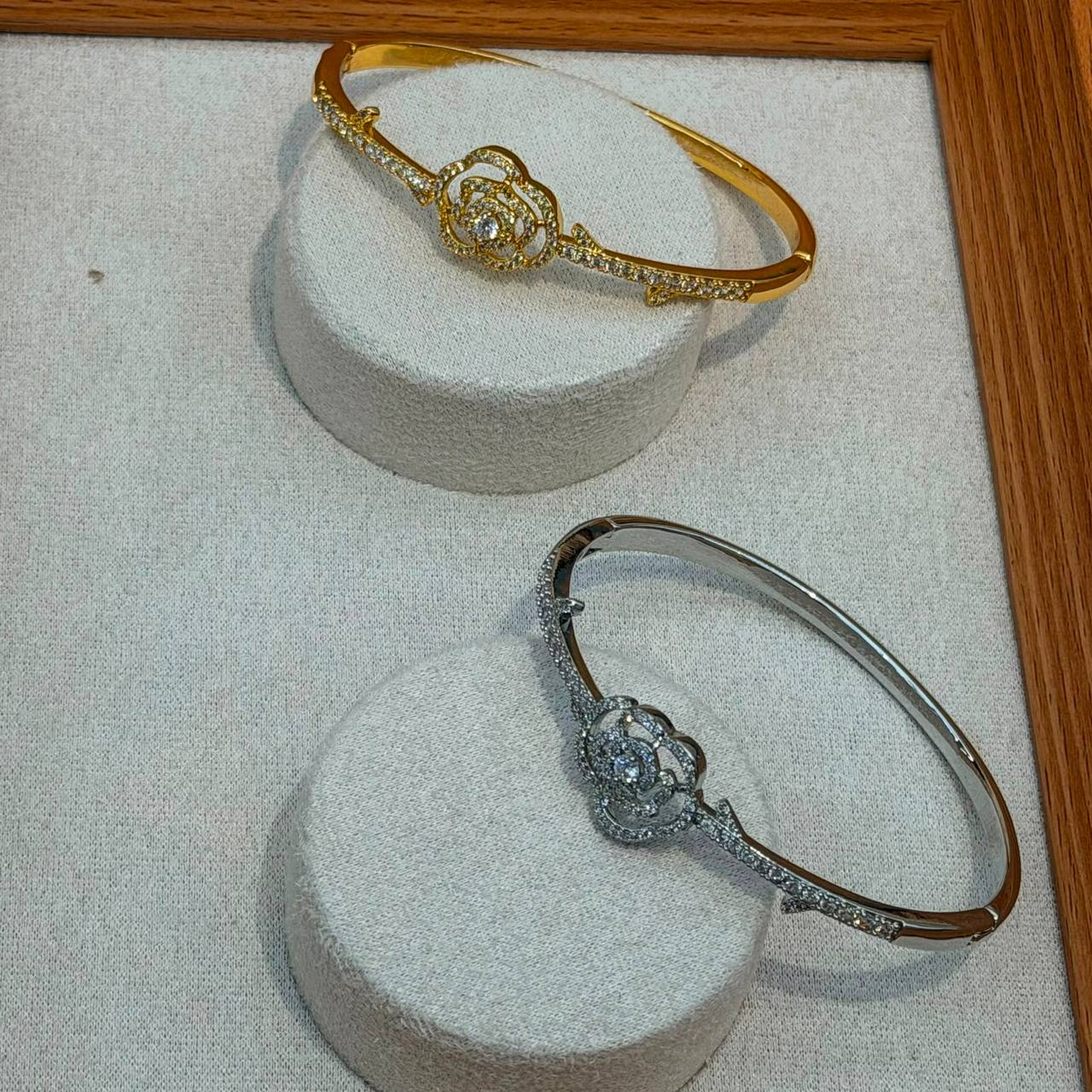 Bangle ❤️‍🔥*
good quality 💯
With black boxes 🗃️ 
20 dhs💓
With normal boxes 📦 
And paper bag🛍️
30 dhs💓

Zain216
♥️♥️♥️