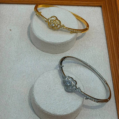 Bangle ❤️‍🔥*
good quality 💯
With black boxes 🗃️ 
20 dhs💓
With normal boxes 📦 
And paper bag🛍️
30 dhs💓

Zain216
♥️♥️♥️