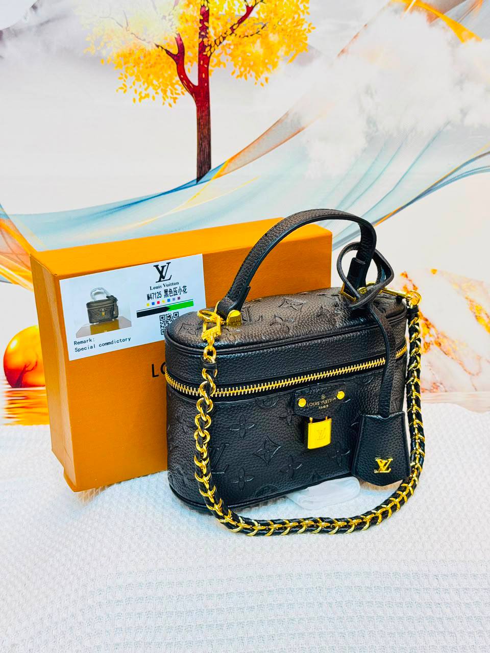 LV 
Best quality with box’s 
100 dhs🇦🇪🇦🇪
size 19 CM

Zain290
♥️♥️♥️