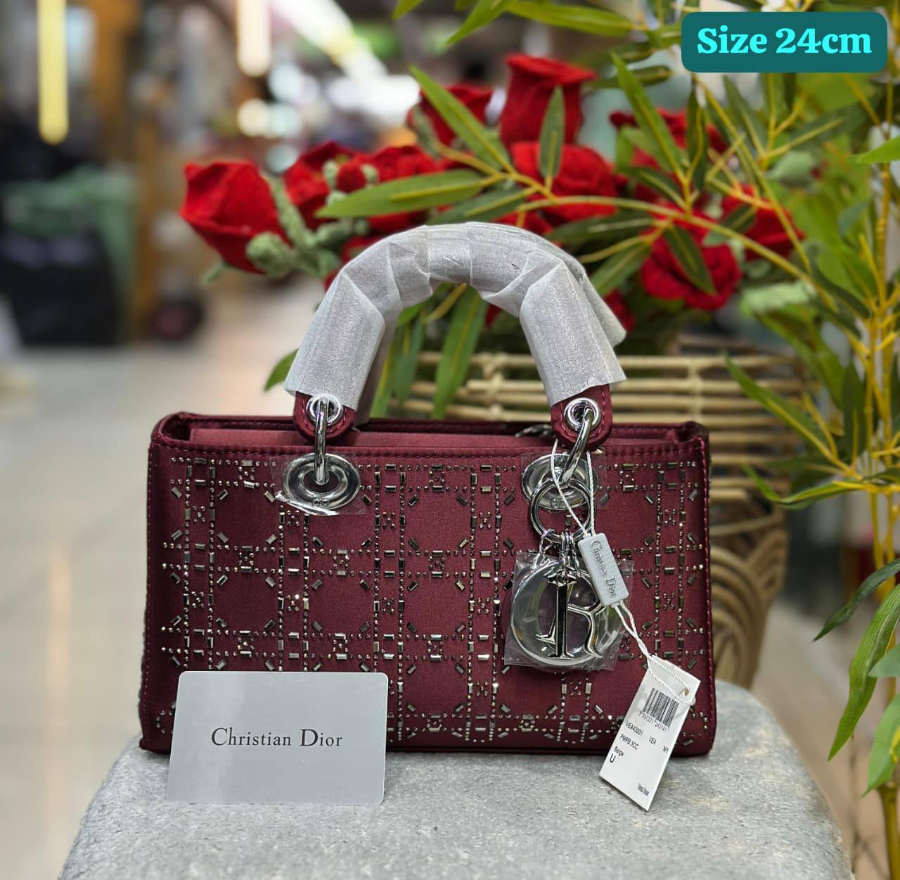 Dior

Good quality 

with box 🎁🎁🎁

130 dhs💓

Zain186
♥️♥️♥️