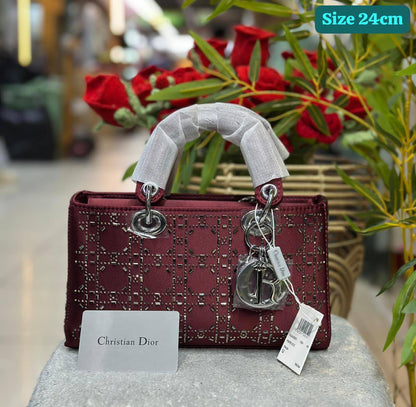 Dior

Good quality 

with box 🎁🎁🎁

130 dhs💓

Zain186
♥️♥️♥️