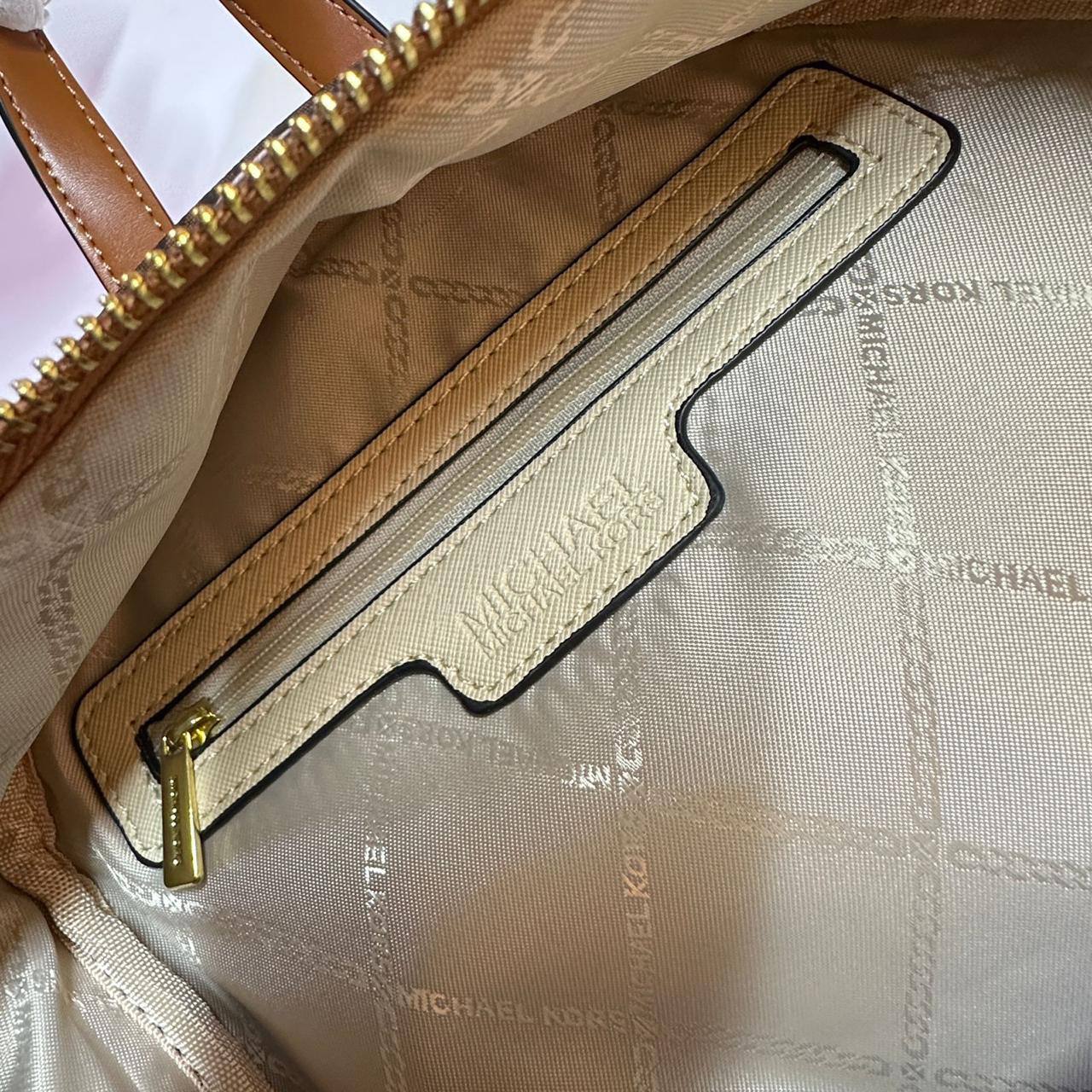 MK 
BACKPACK 
 GOOD QUALITY  
100 dhs🇦🇪🇦🇪

Zain295
♥️♥️♥️
