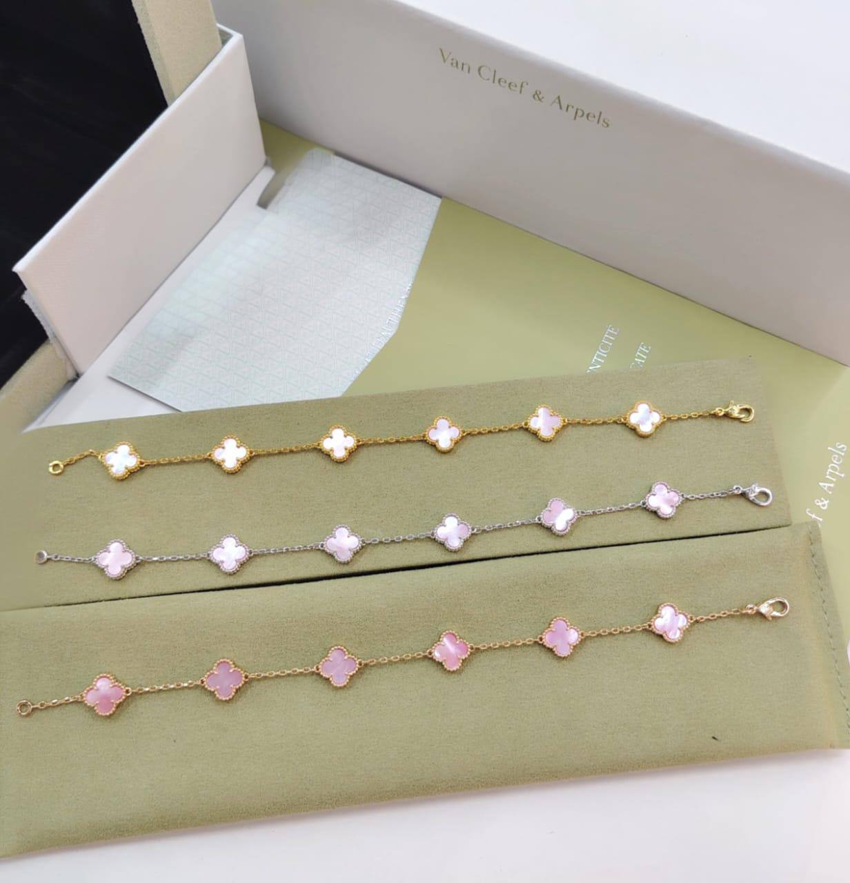 VCA ❤️‍🔥*
Mini bracelet 🦋
6 flower 🌹 
Master quality 💯
With normal boxes 📦 
50 dhs❣️
With master box 🗃️ 
90 dhs❣️

Zain216
♥️♥️♥️