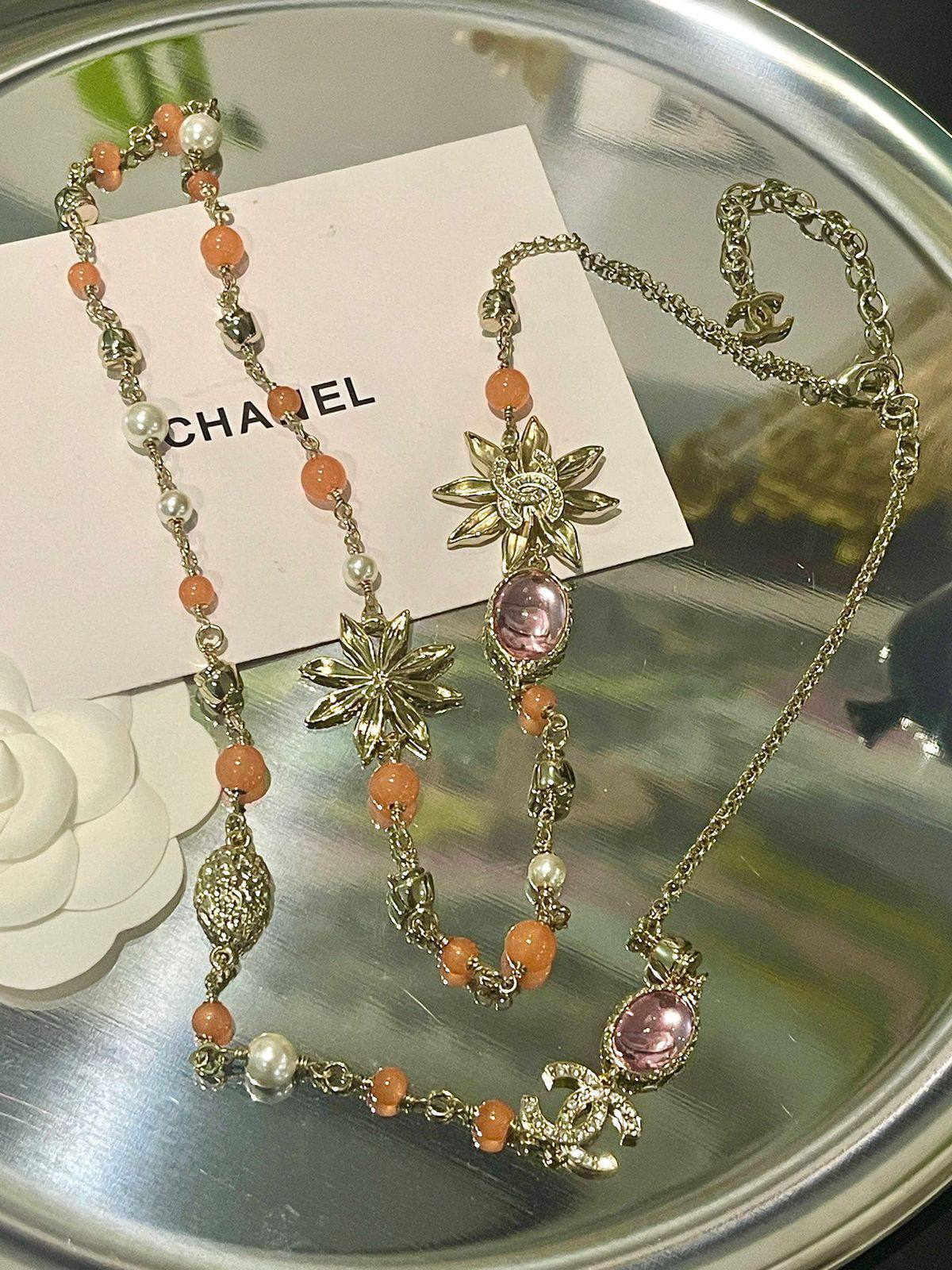 Chanel

NECKLACE 🔅

170 dhs❣️
*WITH BOX AND PAPER BAG*
🎁🎁🎁

Zain89
♥️♥️♥️