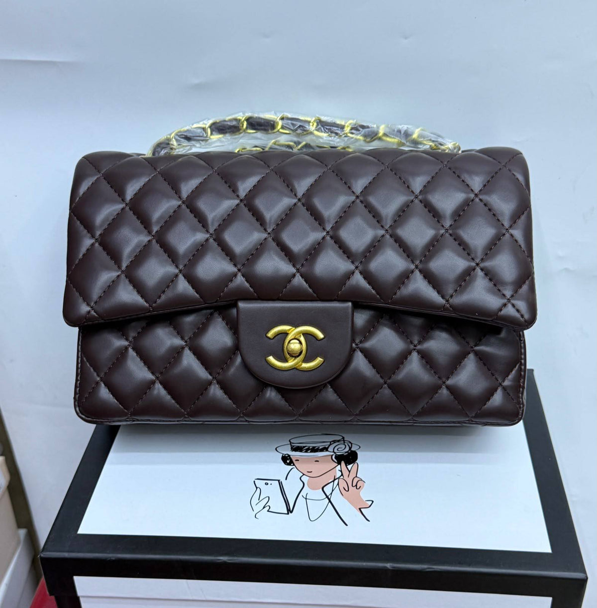 Chanel
New arrival 
Size 25cm
110 dhs🇦🇪🇦🇪🇦🇪

With box 🔥📦🔥

Zain70
♥️♥️♥️