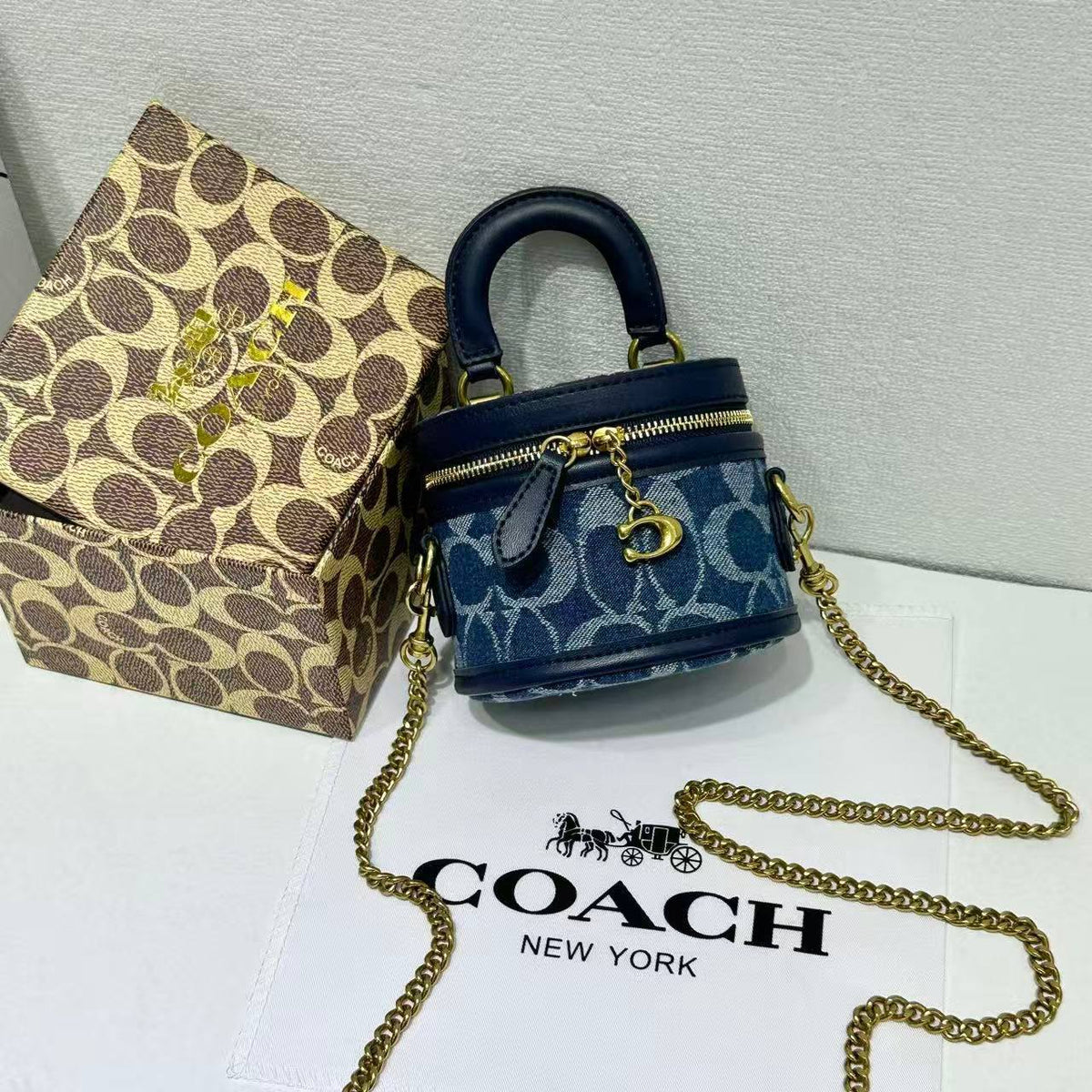 Coach 
90 dhs🇦🇪🇦🇪

with box
size 12×8×9cm

Zain42
♥️♥️♥️