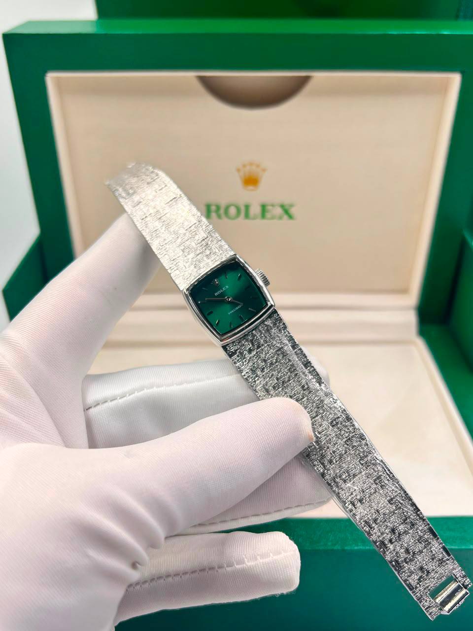 Rolex
350 dhs🇦🇪🇦🇪 
with box  
size：25mm×25mm

Zain85
♥️♥️♥️