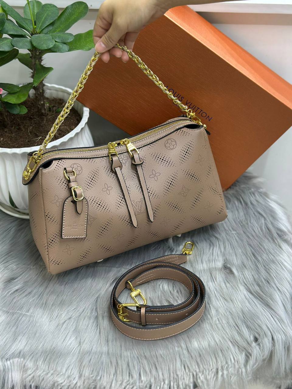 LV
SIZE  ……… 31CM 

115 dhs✅

with BOX 
🎁🎁🎁

Zain244
♥️♥️♥️