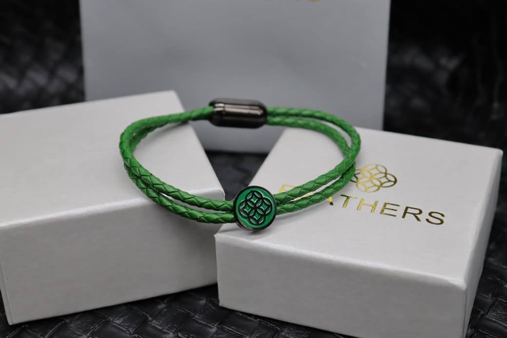 Bracelet 

60 dhs🪙💕 

With box paper bag
🎁🎁🎁

Zain33
♥️♥️♥️