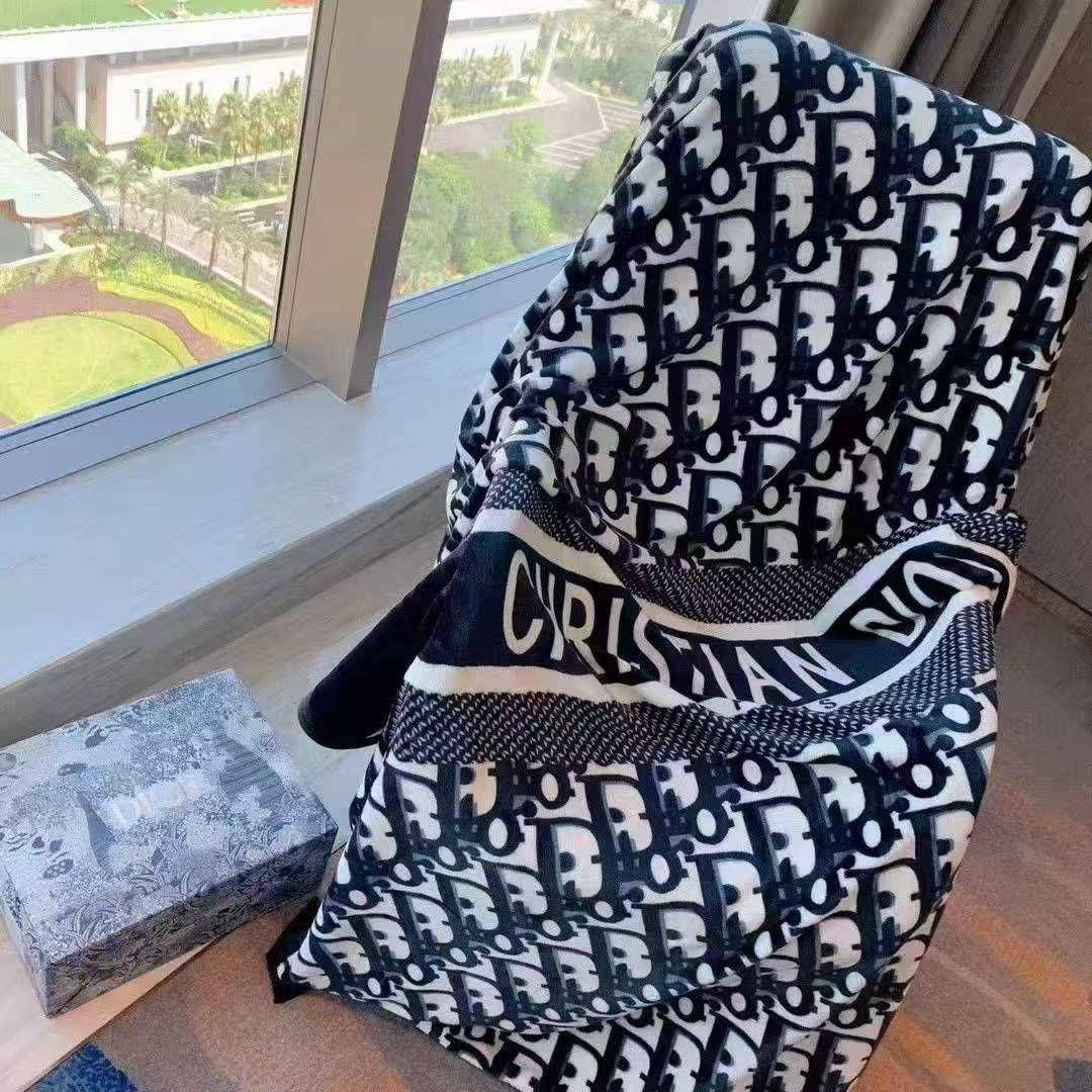 200*230 cm 
Double size 
55 dhs🇦🇪🇦🇪 
with box

Zain17
♥️♥️♥️