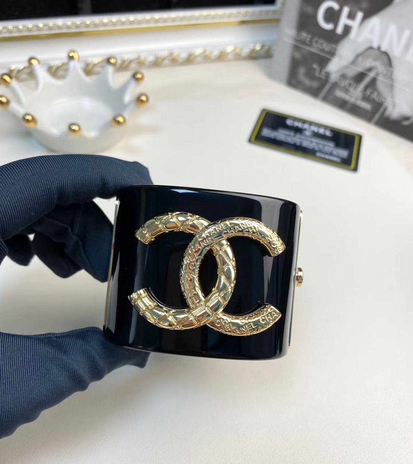 CHANEL
*Handcuff Bangle*
*MASTER*🍃💕
Normal box and paperbag🍃
140 dhs🗽

Zain263
♥️♥️♥️