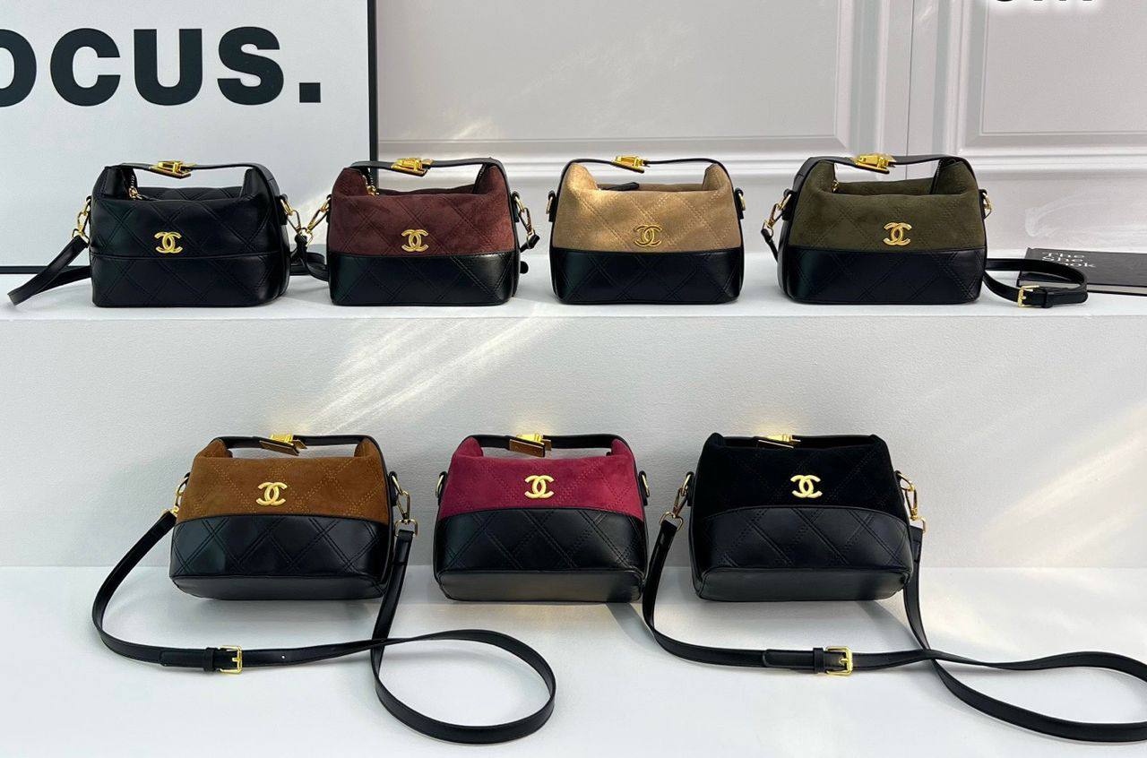 Chanel

85 dhs🌺

with box
🎁🎁🎁

size 23×10×16cm

Zain42
♥️♥️♥️