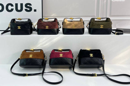 Chanel

85 dhs🌺

with box
🎁🎁🎁

size 23×10×16cm

Zain42
♥️♥️♥️