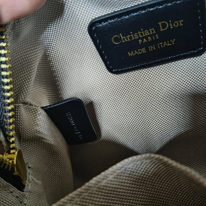 CHRISTIAN DIOR
ɢʀᴏᴏᴠᴇ 20 ᴛᴏᴘ ʜᴀɴᴅʟᴇ
ᴏʙʟɪǫᴜᴇ ᴊᴀᴄǫᴜᴀʀᴅ ᴄᴀɴᴠᴀs
ᴡɪᴛʜ ʟᴏɴɢ ʙᴇʟᴛ sᴛʀᴀᴘ
ɢᴏʟᴅ ʜᴀʀᴅᴡᴀʀᴇ
ᴡɪᴛʜ ʟᴏɢᴏ ᴄʜᴀɪɴ sᴛᴀʀ
sɪᴢᴇ : 18.5 cm
ᴡɪᴛʜ BOX
🎁🎁🎁

95 dhs💓

Zain31
♥️♥️♥️