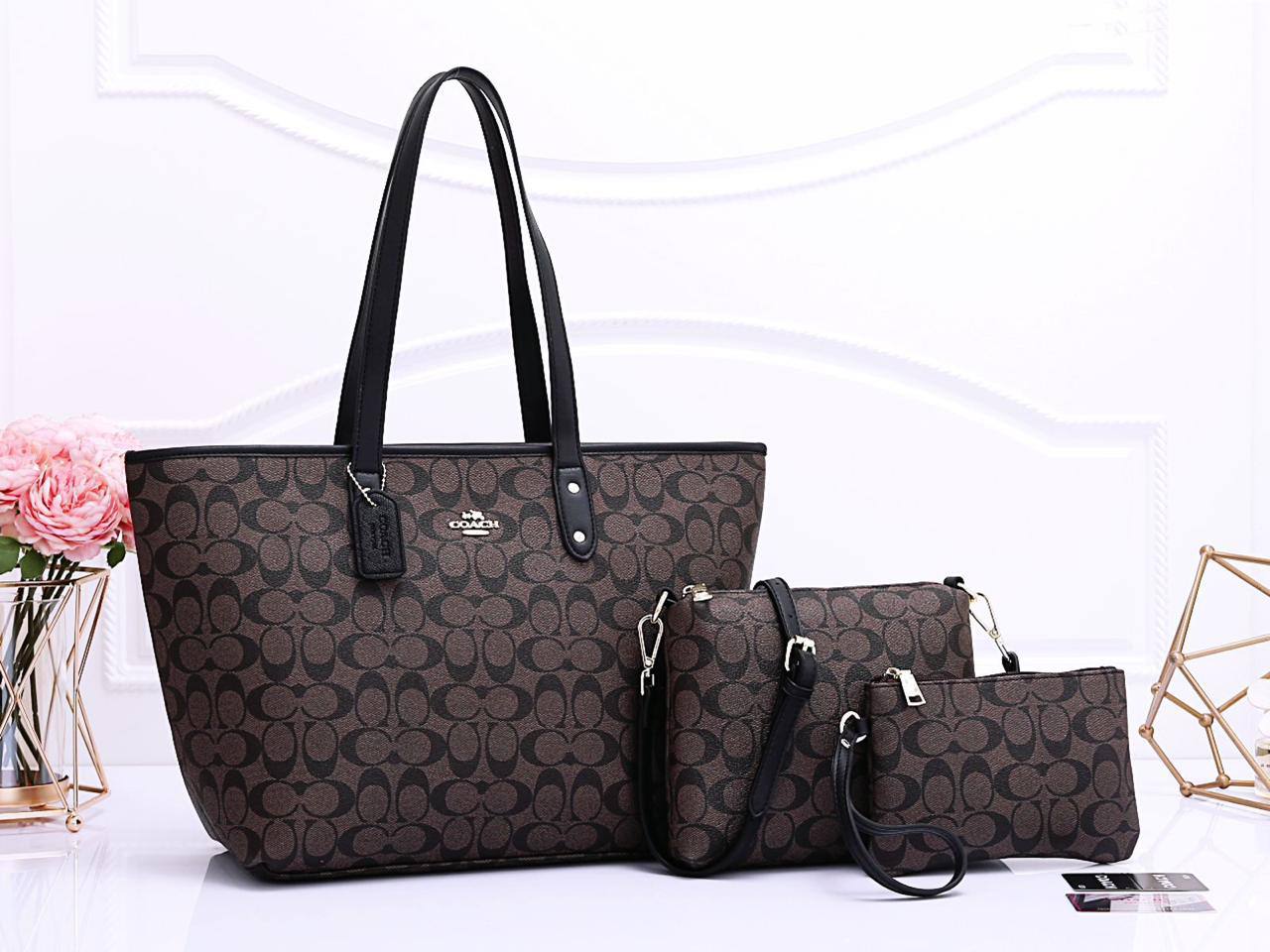 COACH 
3 in 1 
GOOD QUALITY 
120 dhs✅
SIZE: 31cm

Zain295
♥️♥️♥️