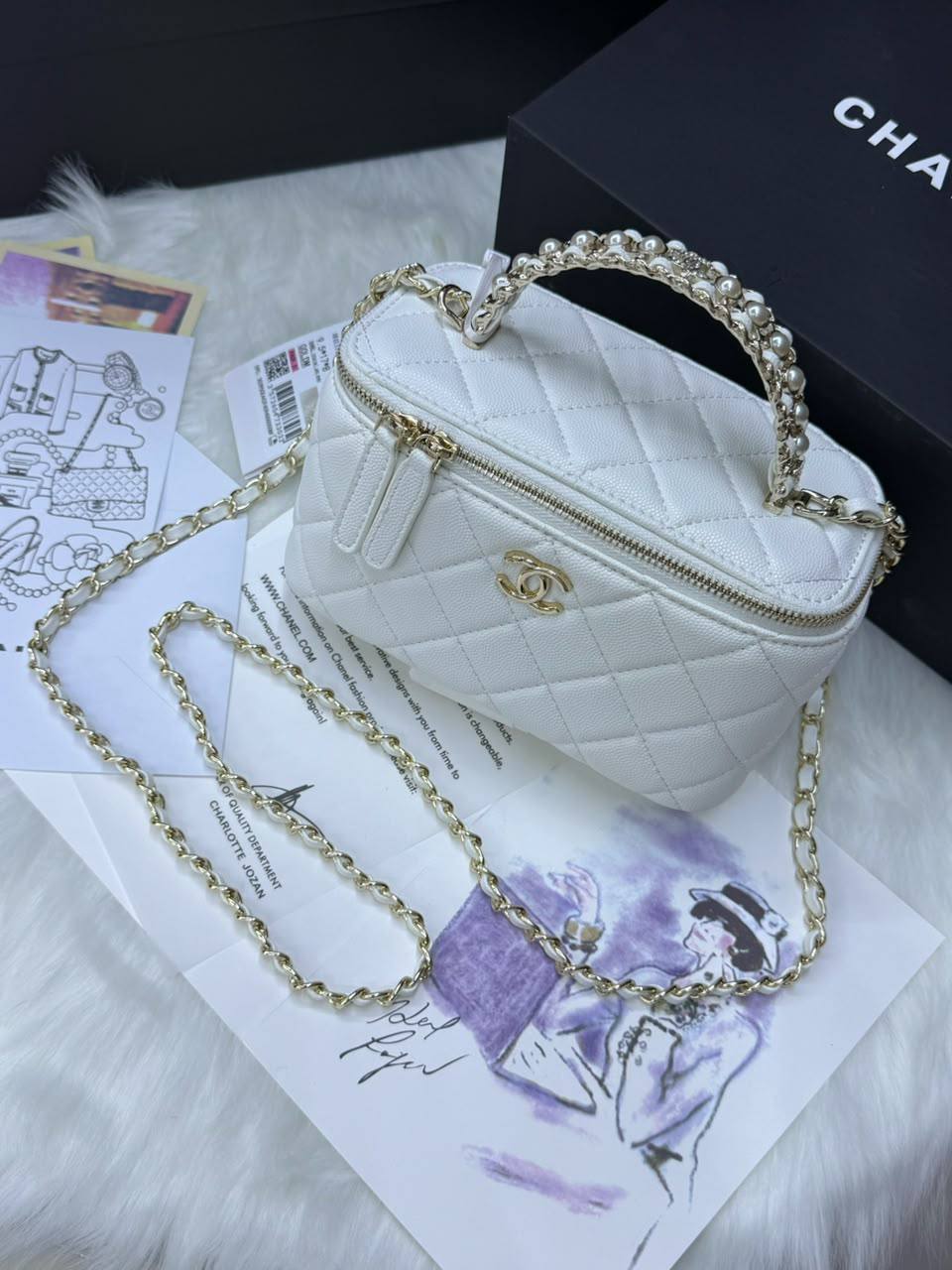 Chanel

150 dhs
With box

Zain38
♥️♥️♥️