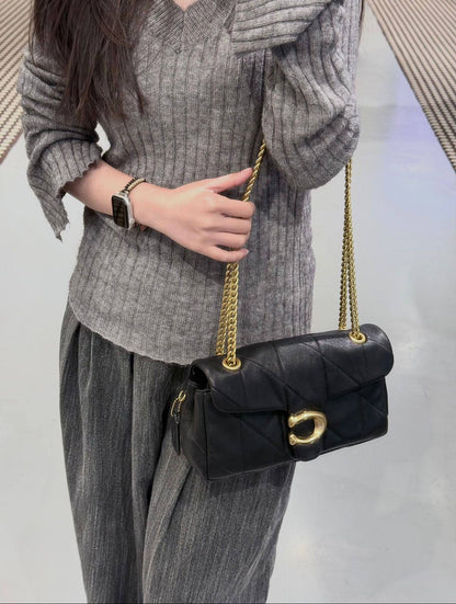 COACH 

NEW CAME 
HIGH QUALITY 

WITH BOX 

115 dhs🇦🇪🇦🇪🇦🇪

Size:26cm

Zain295
♥️♥️♥️