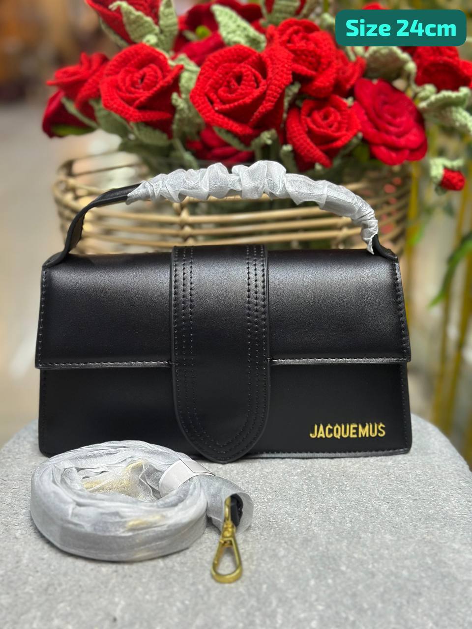 Jacquemus

Good quality 

with box 🎁🎁🎁

100 dhs🇦🇪

Zain186
♥️♥️♥️