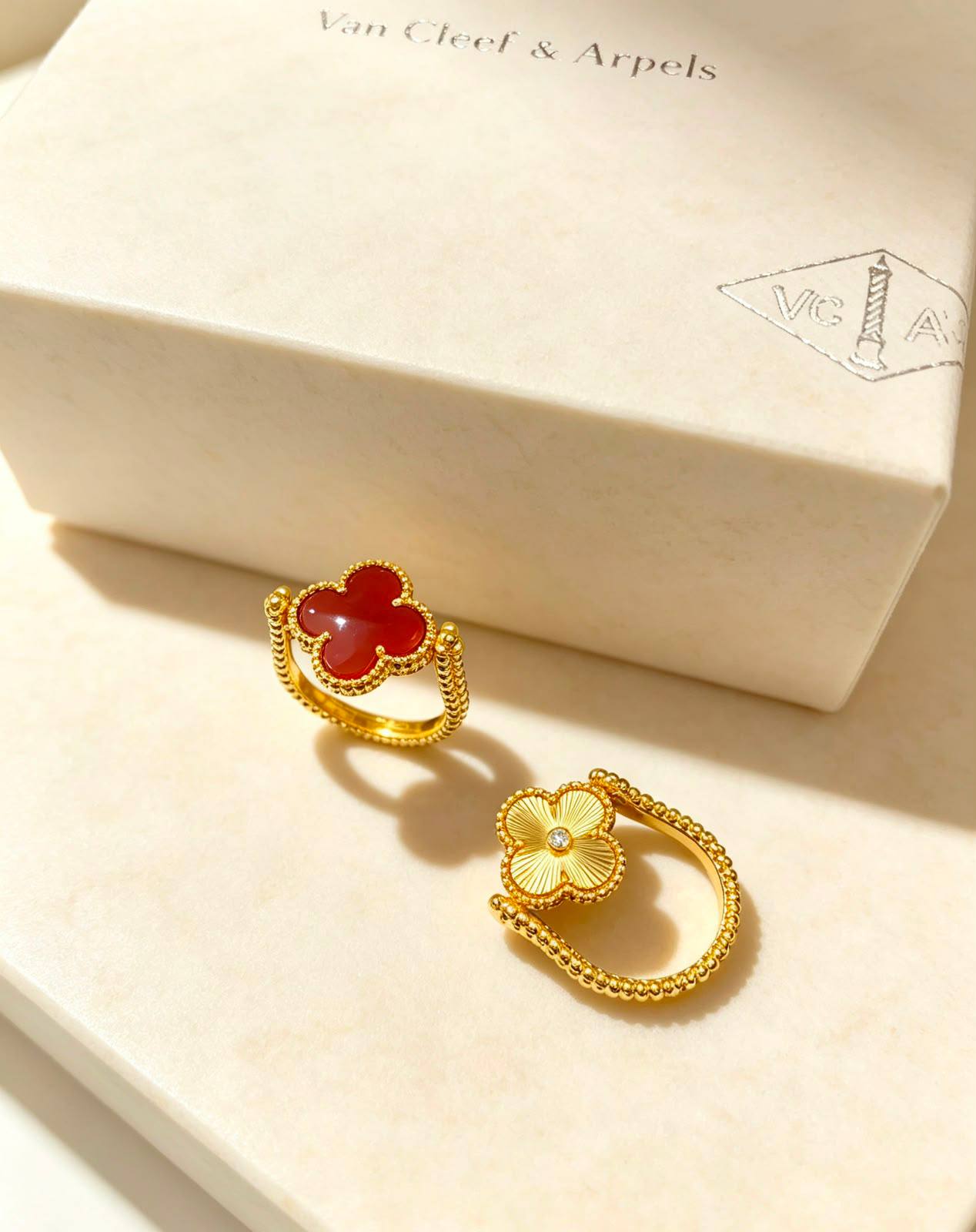 VCA RING
2 SIDES 
65 DHS✅✨💫
 WITH NORMAL BOX AND PAPER BAG🎁🛍️

Zain89
♥️♥️♥️
