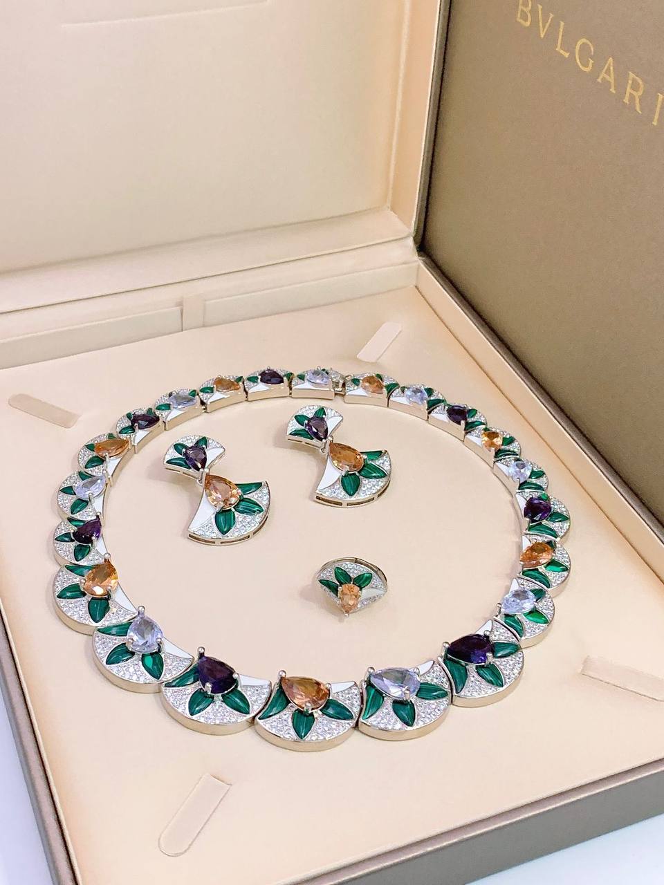 430 DHS🇦🇪 
WITH BOX AND PAPER BAG🎁🛍️
 NECKLACE
 EARRINGS 
RING 
MASTER BVLGARI 💫✨

Zain89
♥️♥️♥️