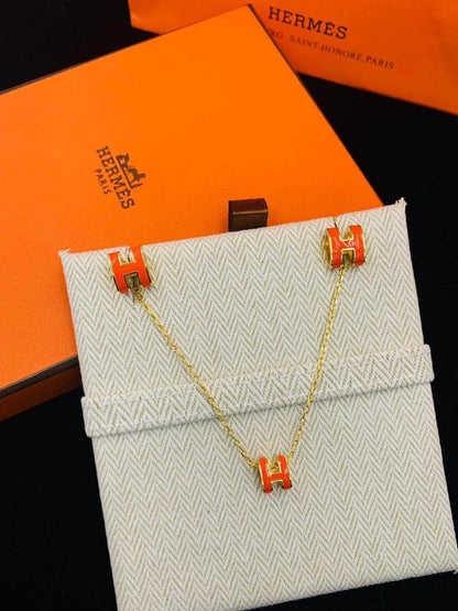 Hermes 
NECKLACE EARRINGS
SET MASTER✨💫
90 DHS✅
WITH BOX AND PAPER BAG🛍️🎁

Zain89
♥️♥️♥️