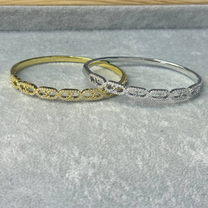 VCA 
Bangle 🦋
Ring 💍 size available 👇
6,7,8,9
Master quality 💯
With normal boxes 📦 
125 dhs💓
With master box 📦 
145 dhs💓

Zain216
♥️♥️♥️