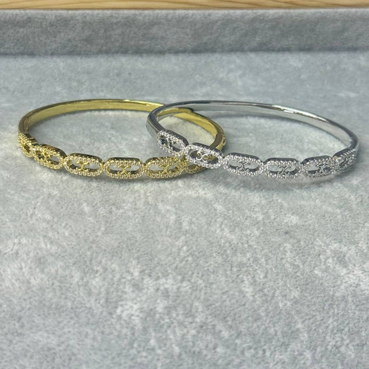 VCA 
Bangle 🦋
Ring 💍 size available 👇
6,7,8,9
Master quality 💯
With normal boxes 📦 
125 dhs💓
With master box 📦 
145 dhs💓

Zain216
♥️♥️♥️