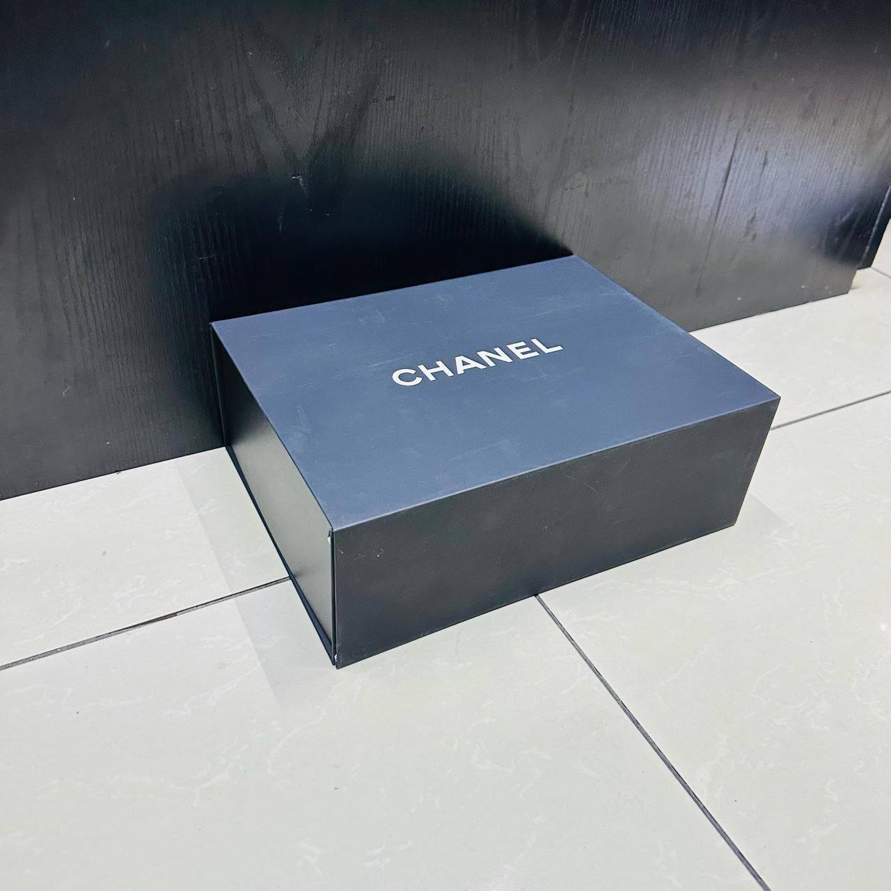 BRAND BOX 
30 dhs✅ with paper bag
30cm 

Zain39
♥️♥️♥️