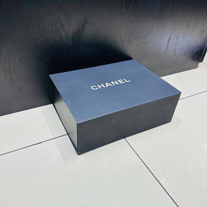 BRAND BOX 
30 dhs✅ with paper bag
30cm 

Zain39
♥️♥️♥️
