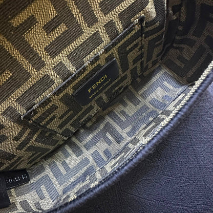 FENDI 
MASTER QUALITY
 WITH BOX 
240 dhs✅

Zain295
♥️♥️♥️